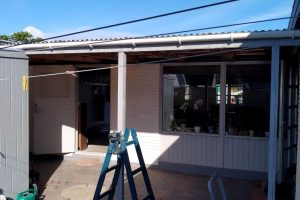 fa-en-ny-overdaekket-terrasse-med-trige-serviceteam-scaled